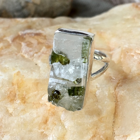 Green tourmaline crystals in quartz sterling ring - Picture 3 of 7
